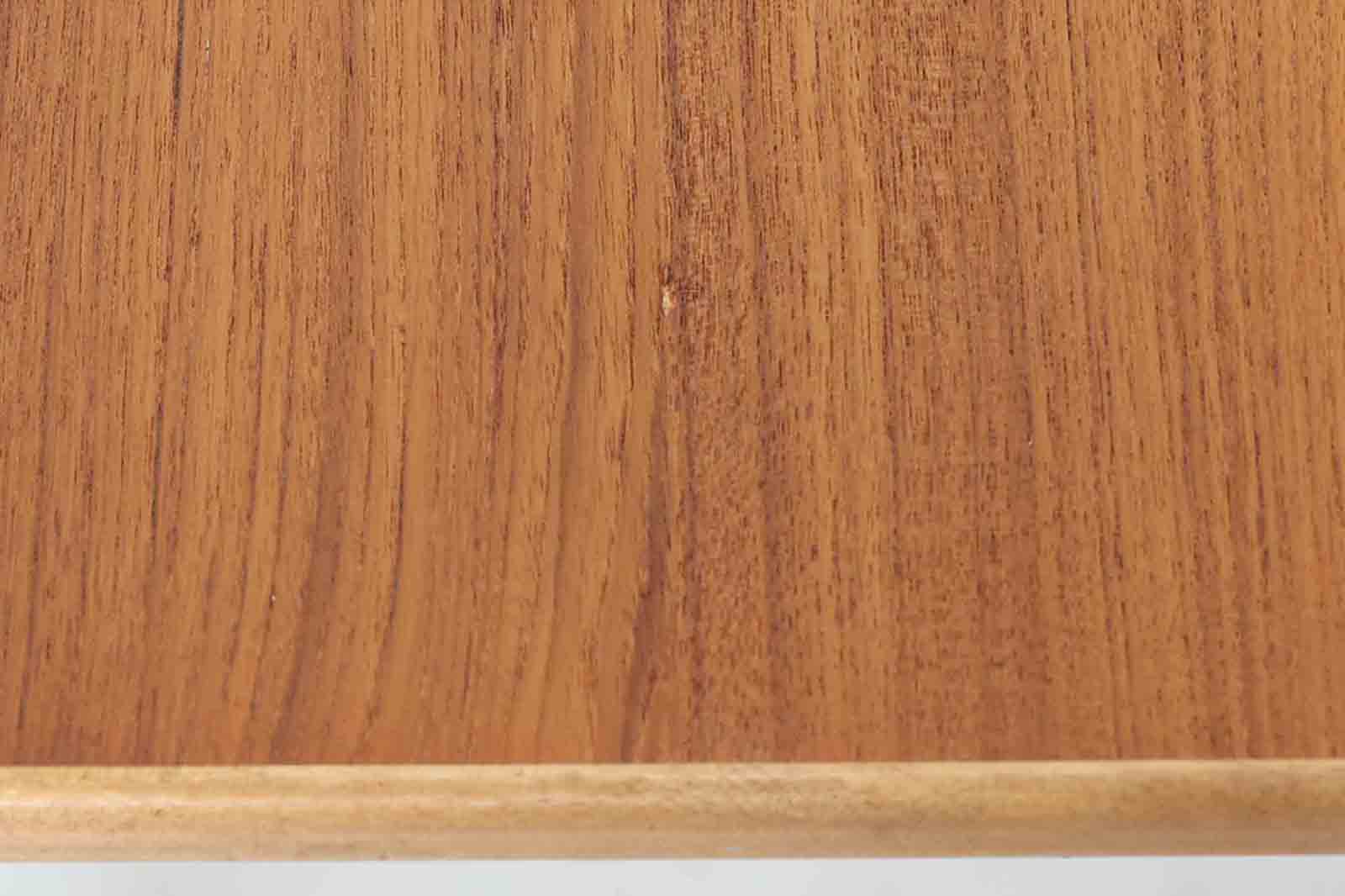 スウェーデンより買い付けたダイニングテーブルです。天板にはチーク材、脚にはナチュラルなビーチ材が使用されており、デンマーク製の物より全体的に明るく優しい印象を受けます。幅が100cmと小ぶりで珍しいサイズ感です。片方だけ拡張板を広げて使用可能です。