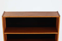 スウェーデンより買い付けたブックシェルフです。ブラックペイントとチーク材の組み合わせが美しいスウェーデン家具ならではのデザインです。