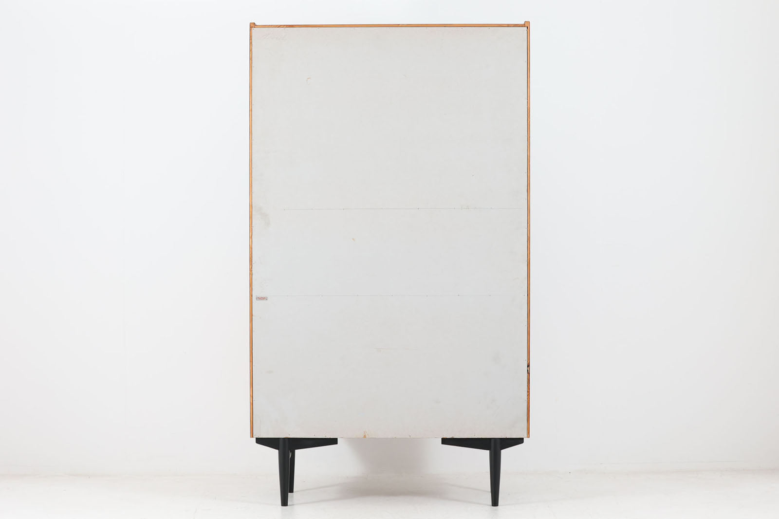 スウェーデンより買い付けたシェルフです。ブラックペイントとビーチ材、チーク材の組み合わせがスウェーデン家具ならではの風合いです。