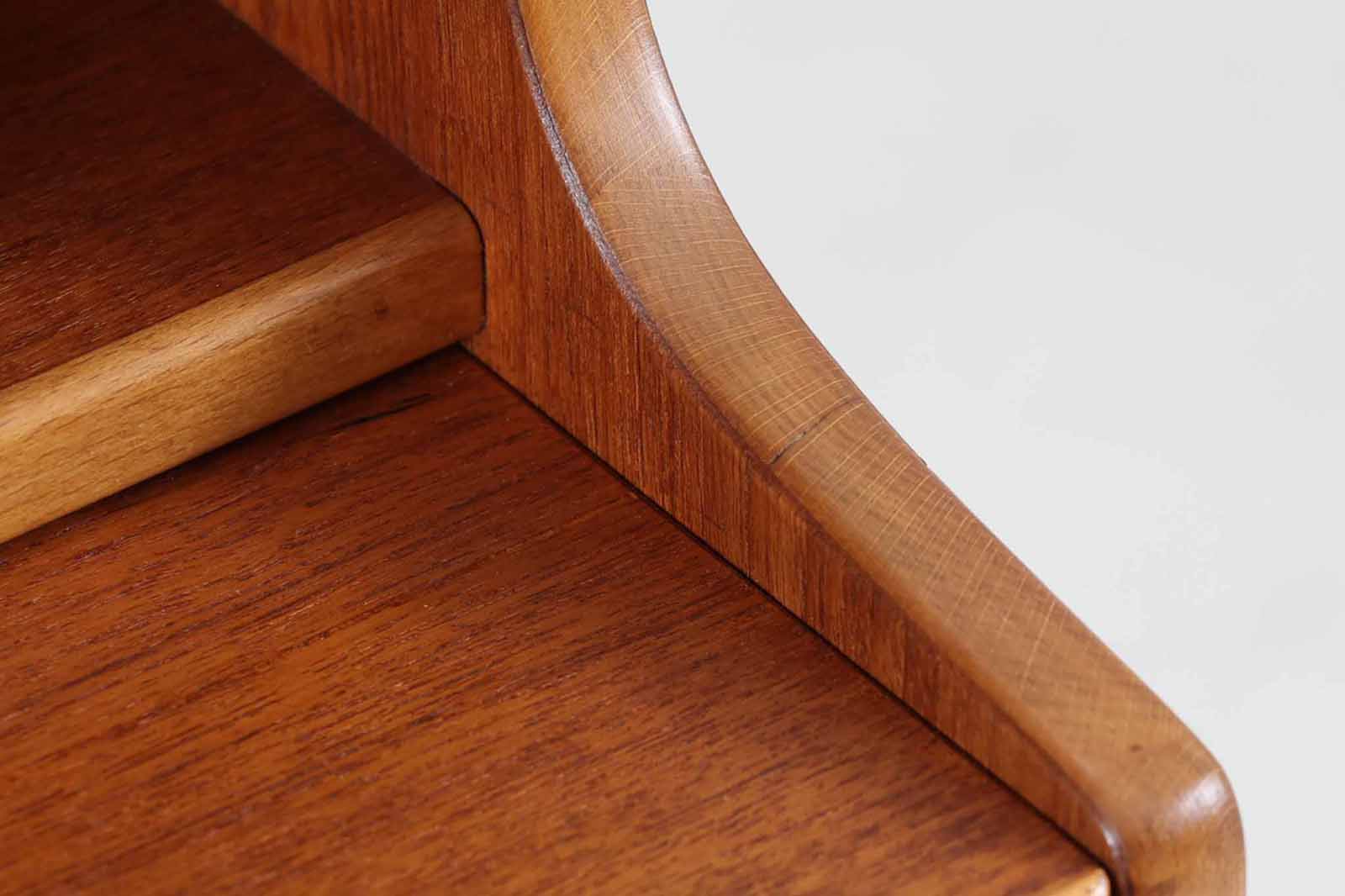 スウェーデンより買い付けたシェルフです。ブラックペイントとビーチ材、チーク材の組み合わせがスウェーデン家具ならではの風合いです。