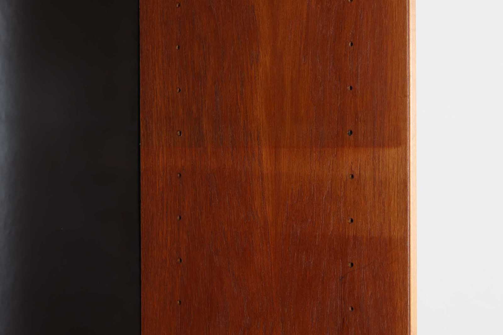 スウェーデンより買い付けたシェルフです。ブラックペイントとビーチ材、チーク材の組み合わせがスウェーデン家具ならではの風合いです。