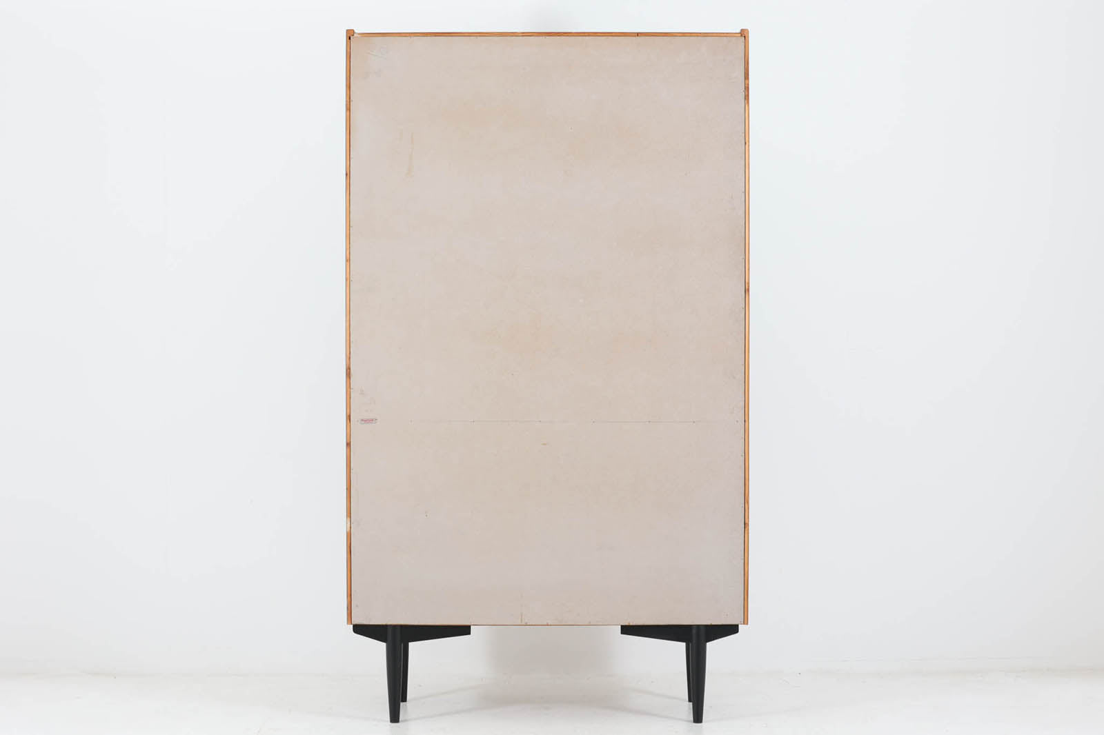 スウェーデンより買い付けたシェルフです。ブラックペイントとビーチ材、チーク材の組み合わせがスウェーデン家具ならではの風合いです。