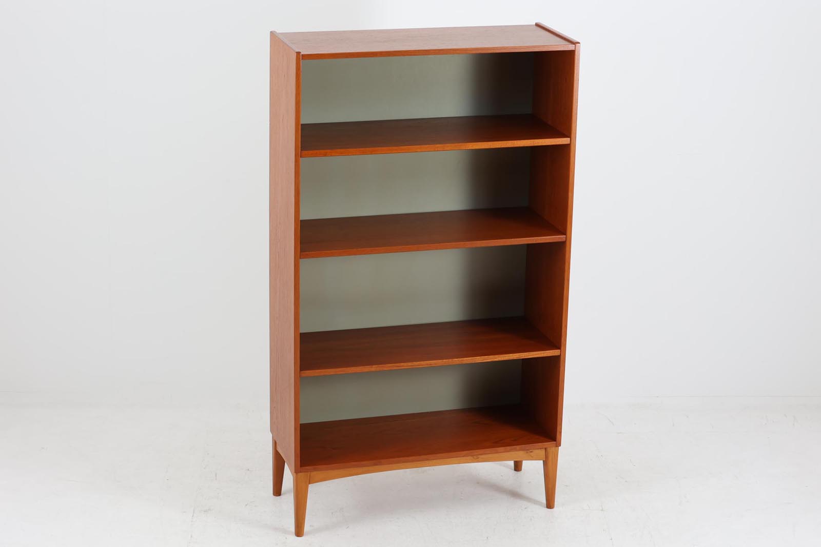 スウェーデンより買い付けたブックシェルフです。高さが139cmと小ぶりで使い勝手の良いサイズ感です。チーク材とビーチ材の組み合わせが素敵です。モスグリーン色の背板がデザインポイントになっています。