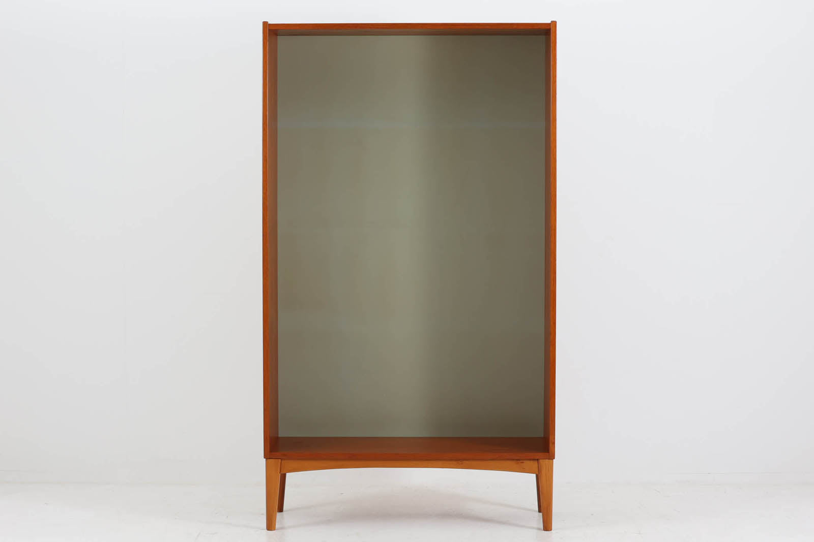 スウェーデンより買い付けたブックシェルフです。高さが139cmと小ぶりで使い勝手の良いサイズ感です。チーク材とビーチ材の組み合わせが素敵です。モスグリーン色の背板がデザインポイントになっています。