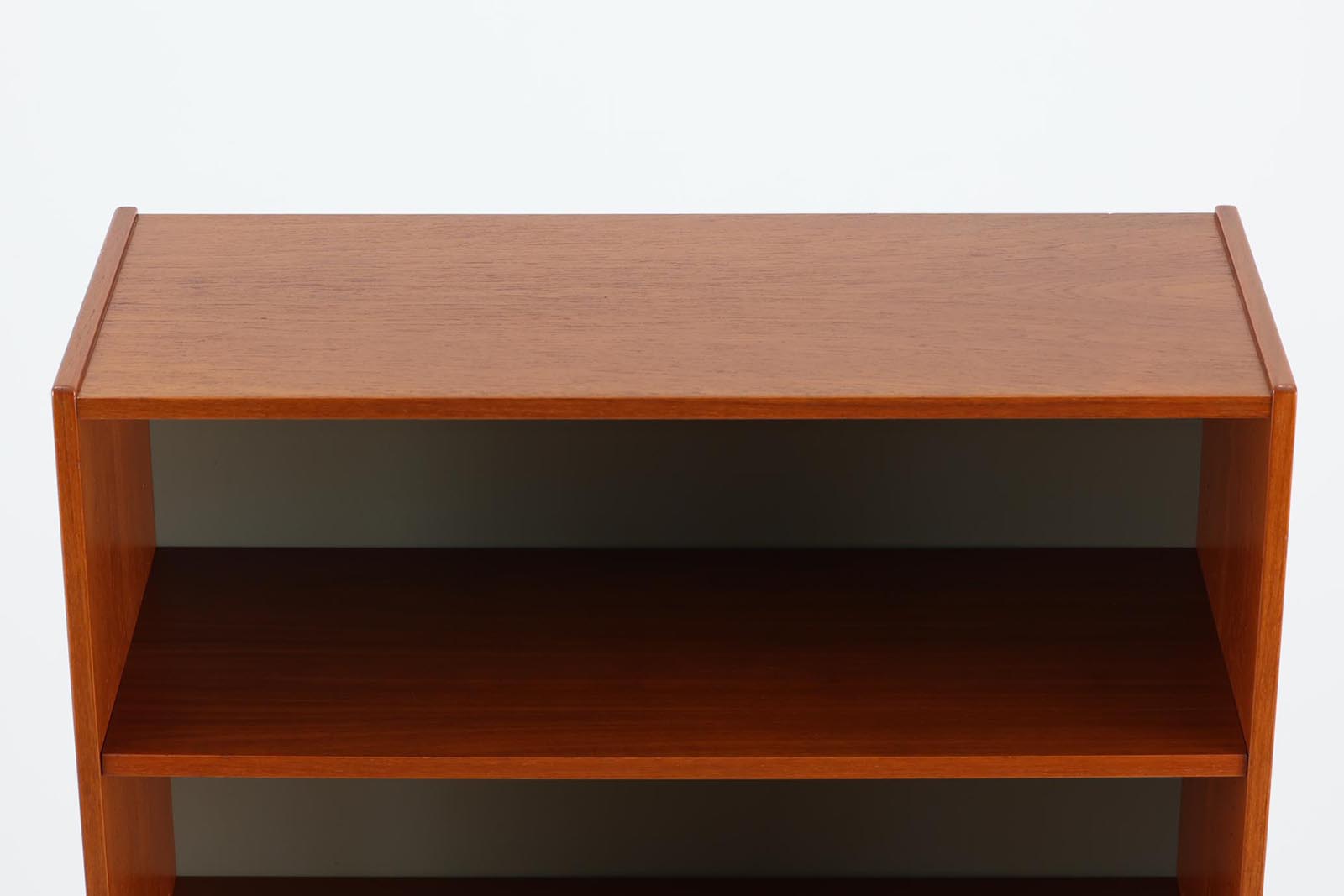 スウェーデンより買い付けたブックシェルフです。高さが139cmと小ぶりで使い勝手の良いサイズ感です。チーク材とビーチ材の組み合わせが素敵です。モスグリーン色の背板がデザインポイントになっています。