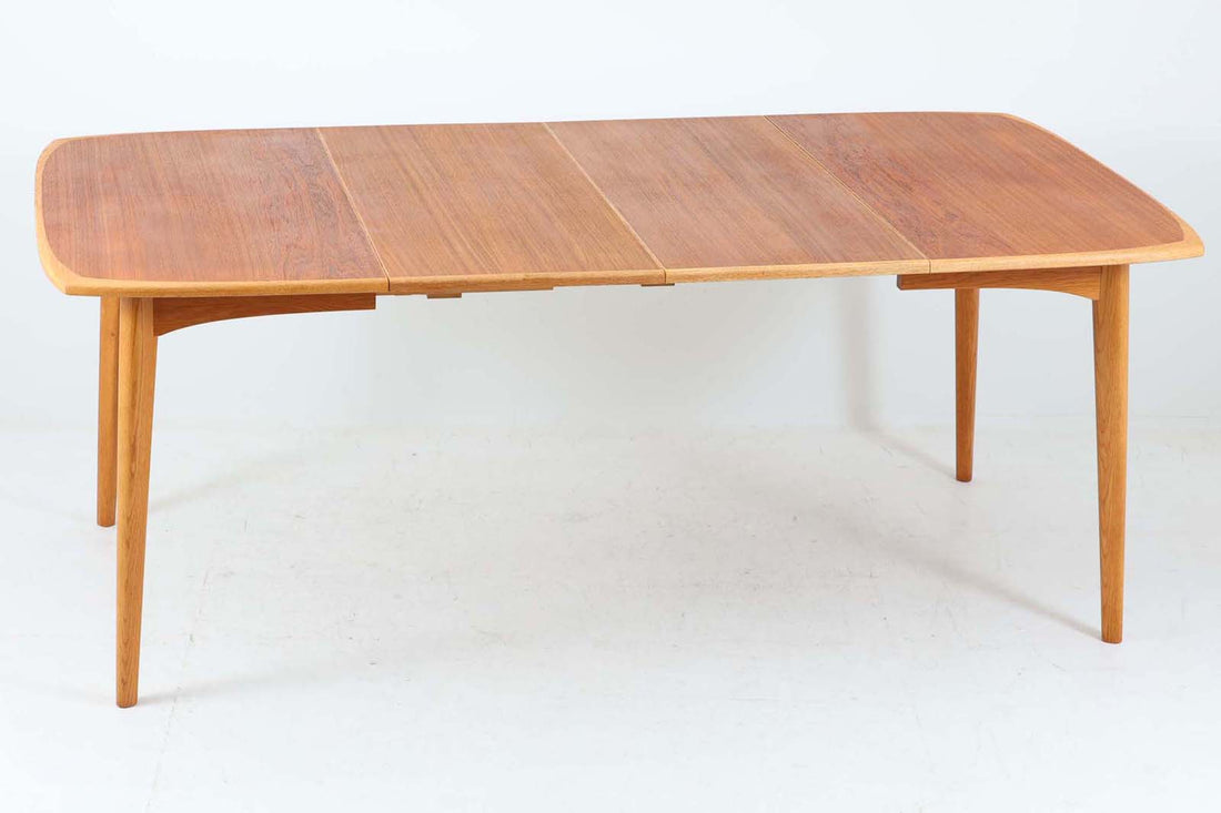 スウェーデンより買い付けたダイニングテーブルです。天板にはチーク材、脚にはナチュラルなオーク材が使用されており、丸みを帯びたデザインにより、デンマーク製の物より全体的に明るく優しい印象を受けます。エクステンション用の拡張板が2枚(別保管)付属します。