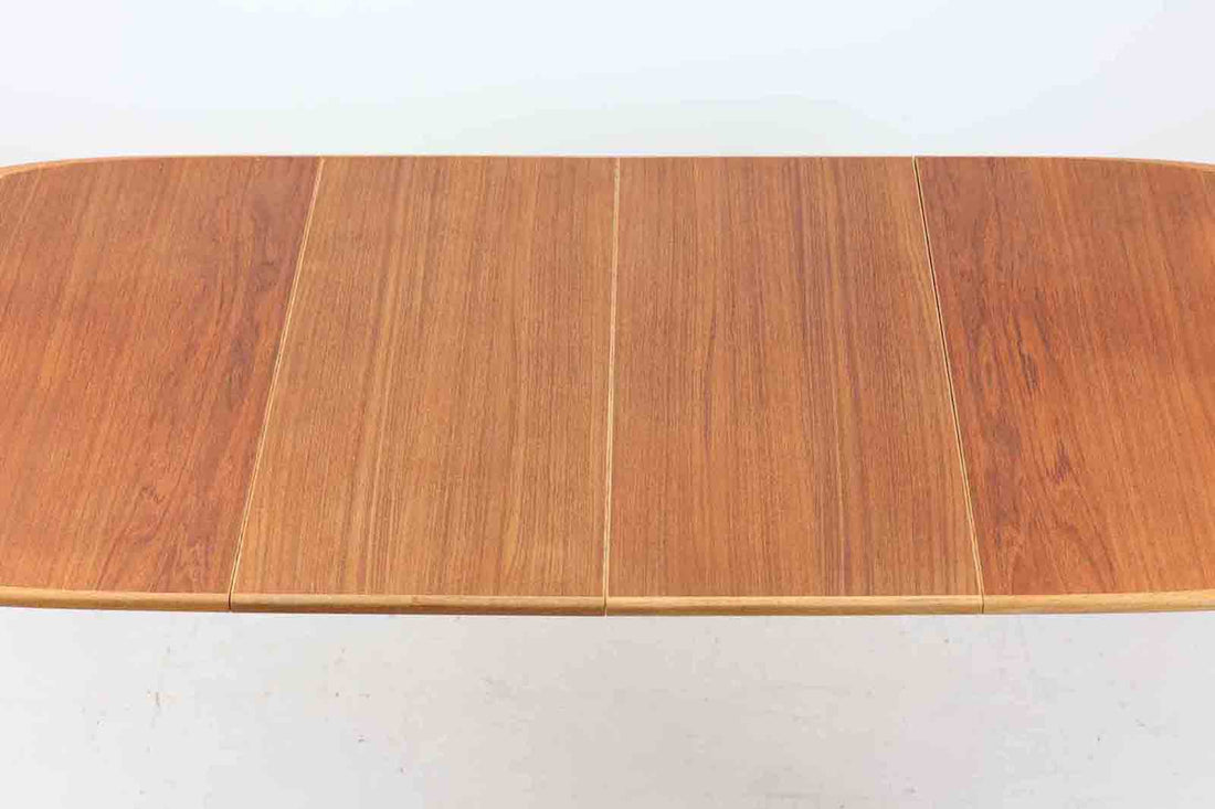 スウェーデンより買い付けたダイニングテーブルです。天板にはチーク材、脚にはナチュラルなオーク材が使用されており、丸みを帯びたデザインにより、デンマーク製の物より全体的に明るく優しい印象を受けます。エクステンション用の拡張板が2枚(別保管)付属します。