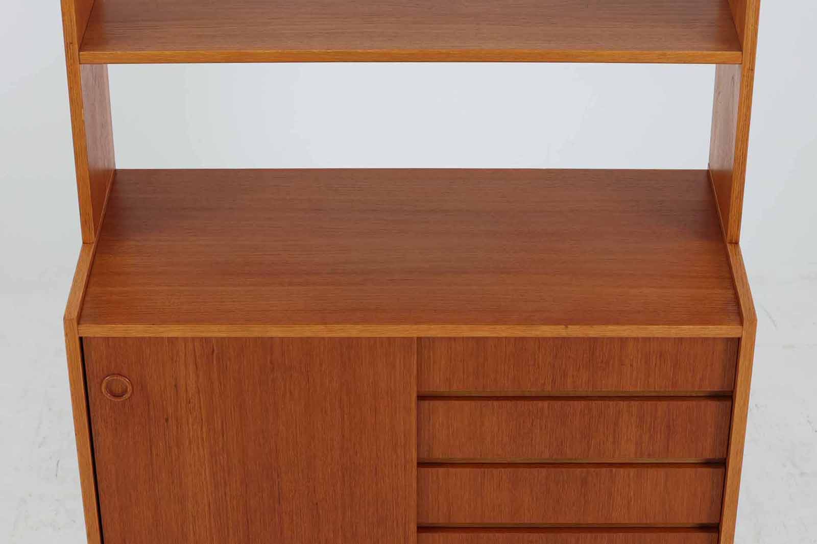 スウェーデンより買い付けたオープンシェルフです。オープンタイプなので、置く場所を選ばずご使用いただけます。本体には良質チーク材が使用されています。脚部はオーク材が使用されており、異なる素材の組み合わせも素敵です。