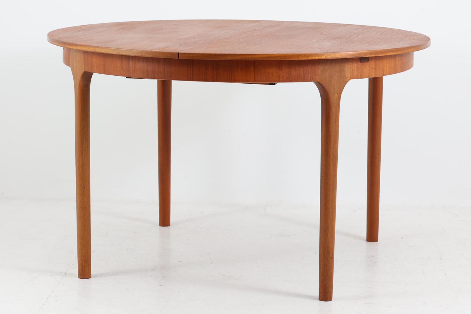 イギリスの有名家具メーカーA.H.mcINTOSH(A.H.マッキントッシュ)による、円形のダイニングテーブルです。拡張板が天板内部に収納されている希少なタイプです。
