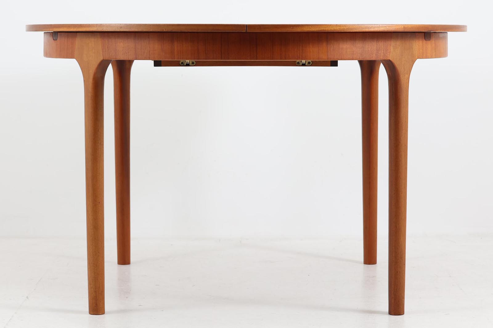 イギリスの有名家具メーカーA.H.mcINTOSH(A.H.マッキントッシュ)による、円形のダイニングテーブルです。拡張板が天板内部に収納されている希少なタイプです。