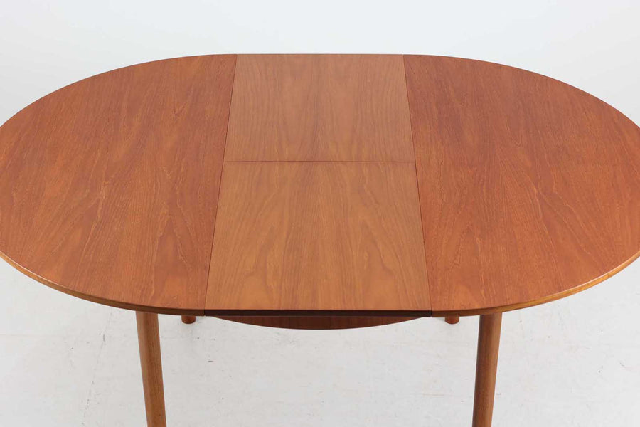 イギリスの有名家具メーカーA.H.McINTOSH(A.H.マッキントッシュ)による、円形のダイニングテーブルです。拡張板が天板内部に収納されている希少なタイプです。
