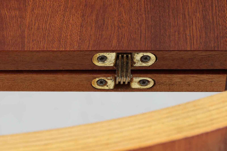 イギリスの有名家具メーカーA.H.McINTOSH(A.H.マッキントッシュ)による、円形のダイニングテーブルです。拡張板が天板内部に収納されている希少なタイプです。