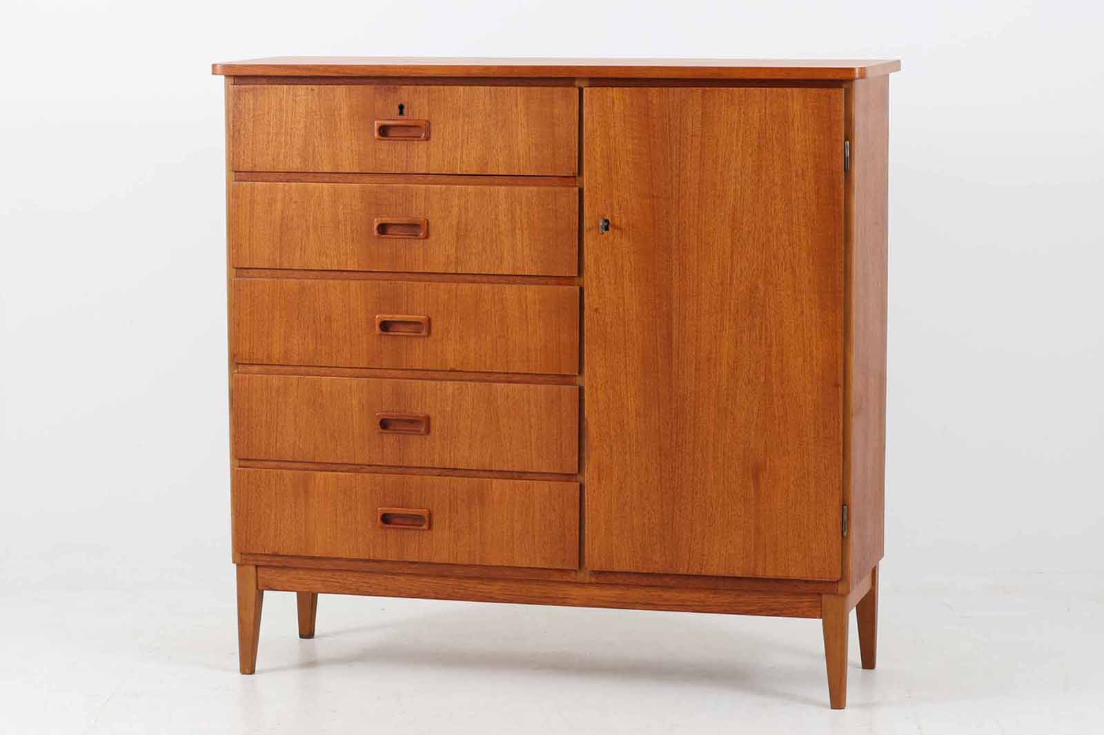 スウェーデンより買い付けたサイドボードです。扉と引き出し収納があり使い勝手も良好です。本体にはチーク材、脚部や縁にはビーチ材が使用されており異なる木材の組み合わせもスウェーデン家具ならではのデザインです。