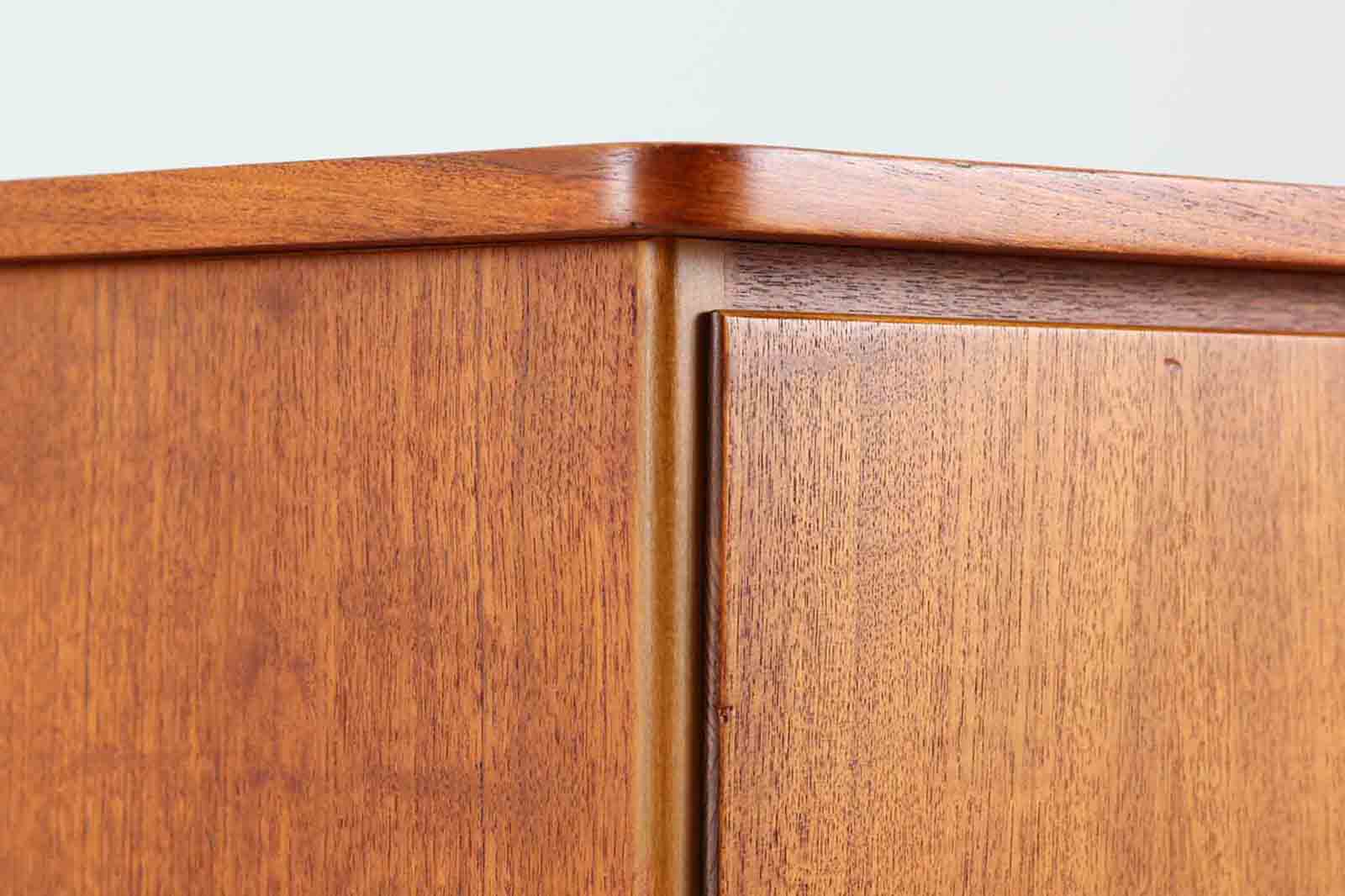 スウェーデンより買い付けたサイドボードです。扉と引き出し収納があり使い勝手も良好です。本体にはチーク材、脚部や縁にはビーチ材が使用されており異なる木材の組み合わせもスウェーデン家具ならではのデザインです。