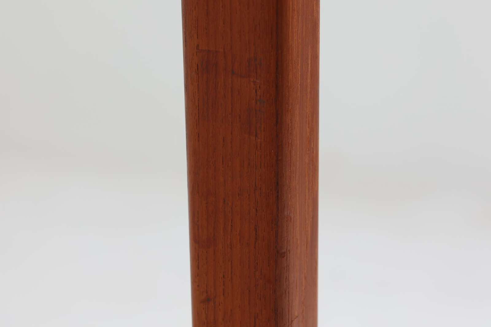 北欧より買い付けたエクステンションダイニングテーブルです。良質なチーク材の綺麗な木目が綺麗です。使用目的によって、さっと天板を広げる事が出来ますので、大変便利です。片方だけ拡張板を広げて使用可能です。