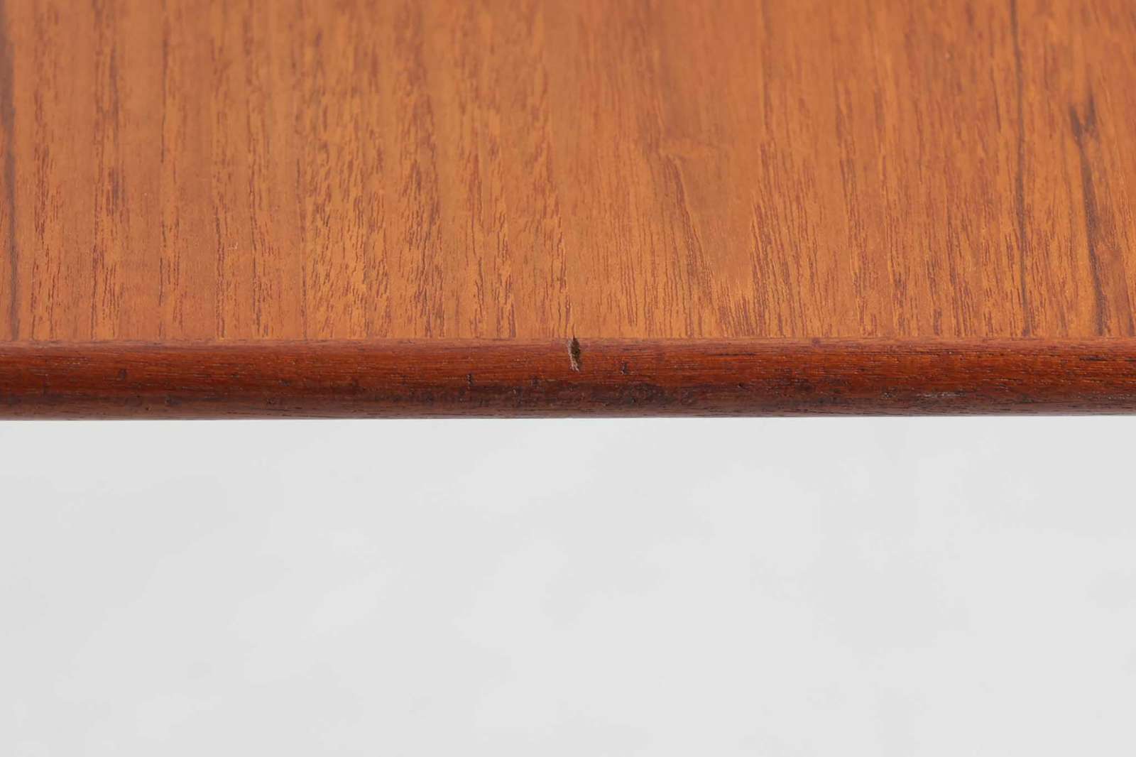 北欧より買い付けたエクステンションダイニングテーブルです。良質なチーク材の綺麗な木目が綺麗です。使用目的によって、さっと天板を広げる事が出来ますので、大変便利です。片方だけ拡張板を広げて使用可能です。