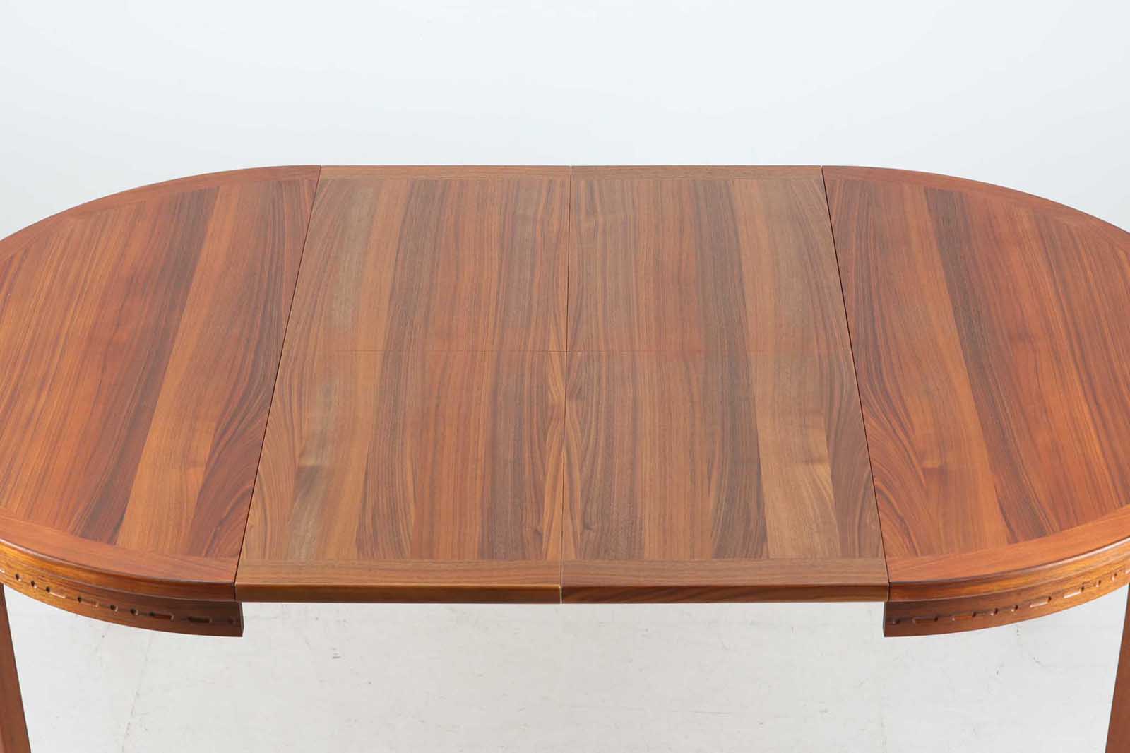 スウェーデンより買い付けた円形のダイニングテーブルです。円形の形状上、拡張板は通常別保管ですが、こちらのテーブルの拡張板は折り畳み式で本体に収納が出来る珍しいタイプとなっています。拡張板は内部に固定されておりませんので、取り出す際は重量がありますので落とさない様ご注意ください。本体には良質なチーク材が使用されています。