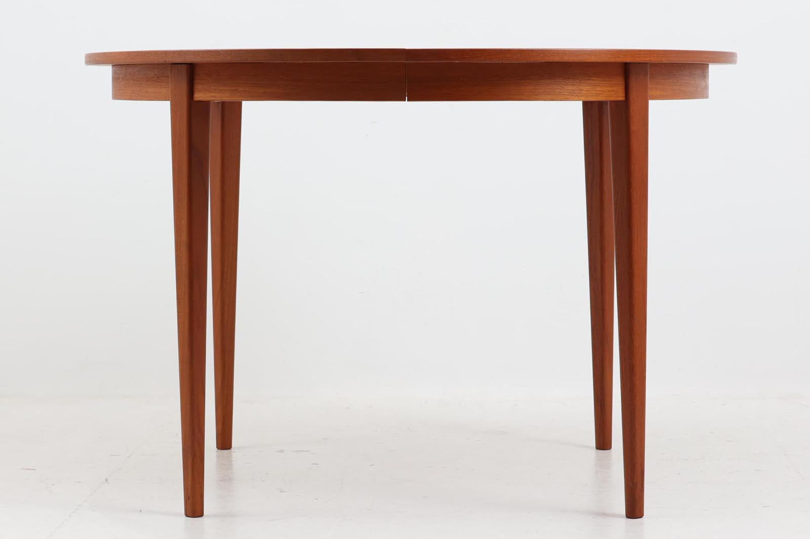 北欧より買い付けた、円形のダイニングテーブルです。急な来客時にも対応できるエクステンションタイプです。良質なチーク材が使用されていますのでお部屋に暖かみを与えてくれそうです。円形のため拡張板は別保管となります。