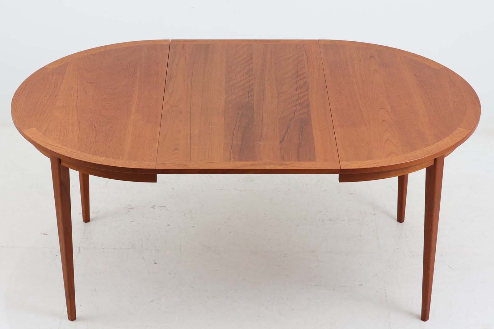 北欧より買い付けた、円形のダイニングテーブルです。急な来客時にも対応できるエクステンションタイプです。良質なチーク材が使用されていますのでお部屋に暖かみを与えてくれそうです。円形のため拡張板は別保管となります。