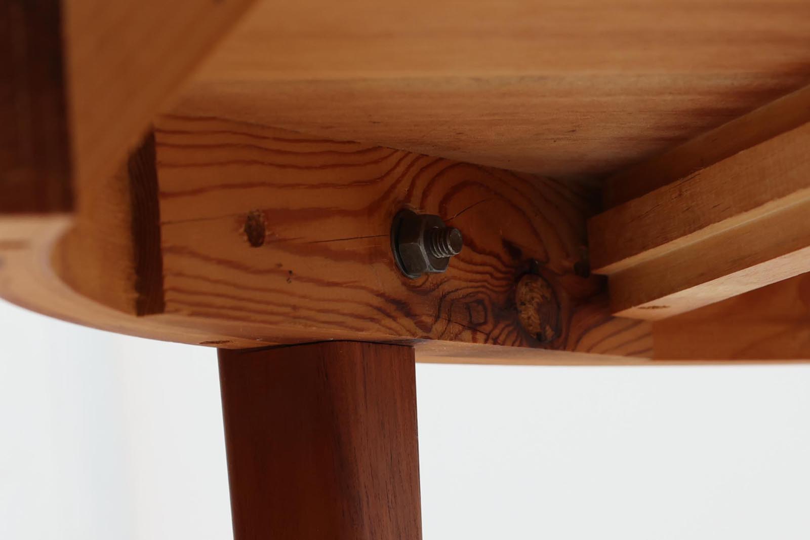 北欧より買い付けた、円形のダイニングテーブルです。急な来客時にも対応できるエクステンションタイプです。良質なチーク材が使用されていますのでお部屋に暖かみを与えてくれそうです。円形のため拡張板は別保管となります。