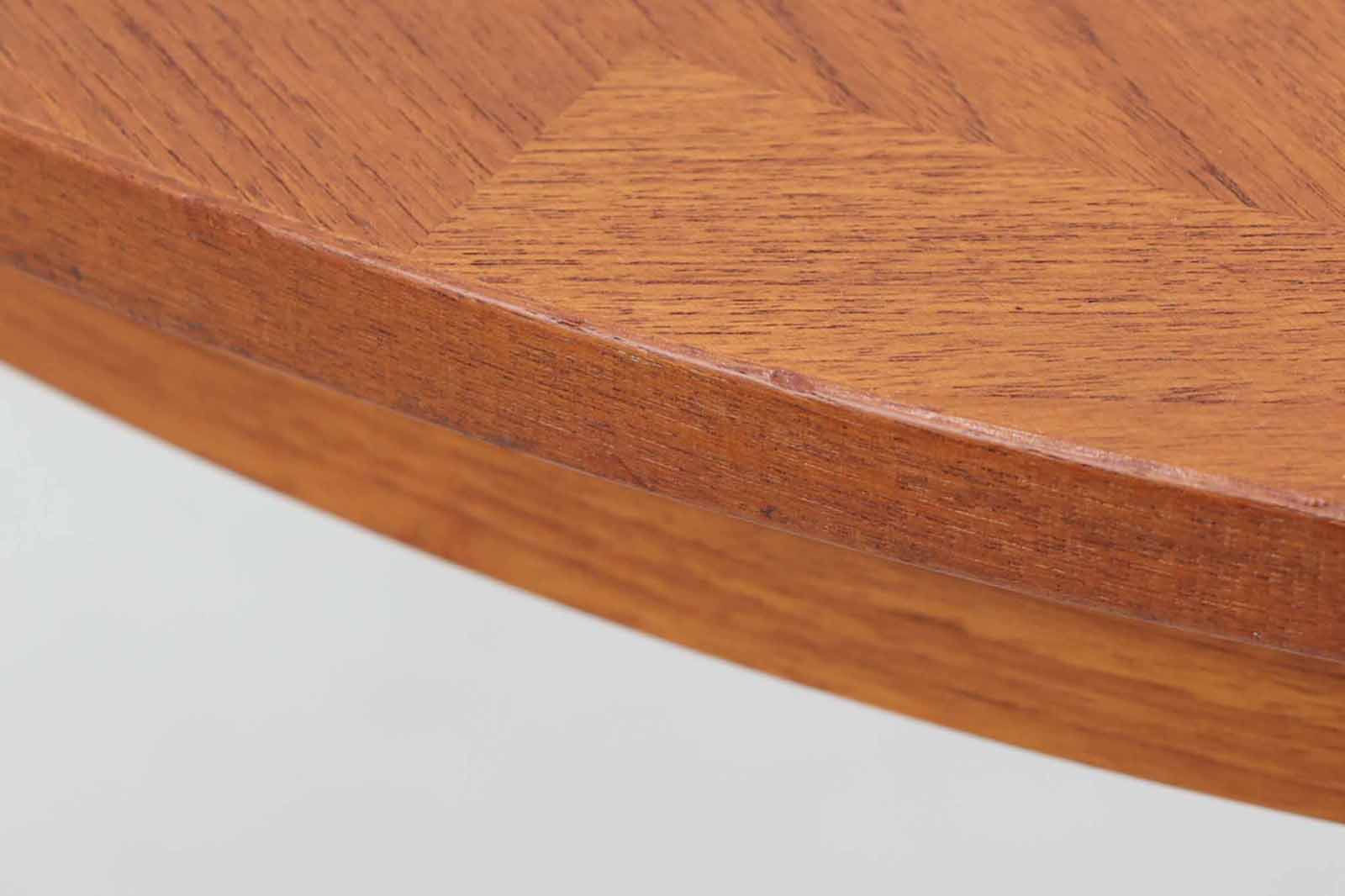 北欧より買い付けた、円形のダイニングテーブルです。急な来客時にも対応できるエクステンションタイプです。良質なチーク材が使用されていますのでお部屋に暖かみを与えてくれそうです。円形のため拡張板は別保管となります。