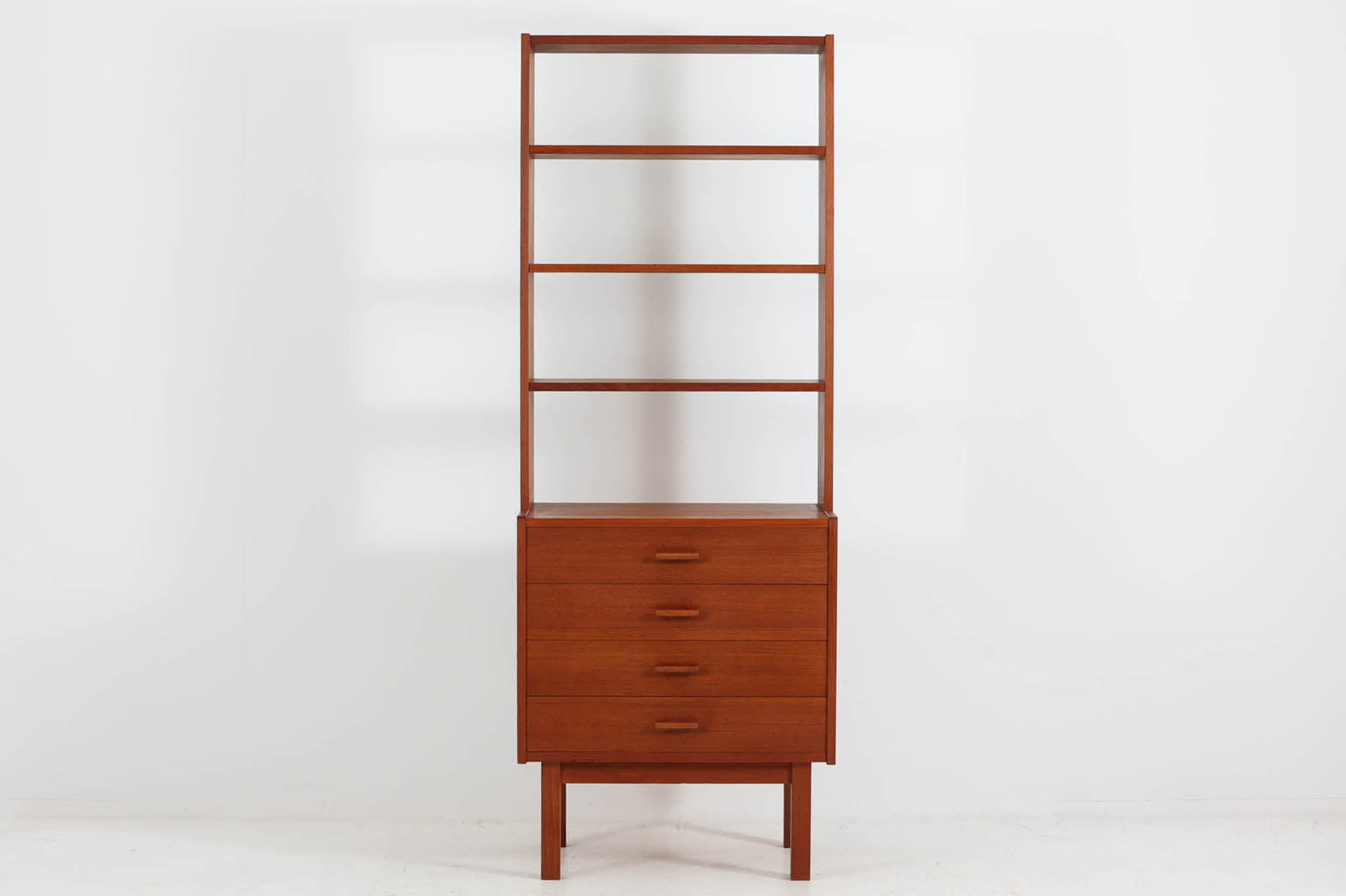 スウェーデン製のオープンシェルフです。小ぶりなので、お部屋のデッドスペースにオススメです。下段部分は小ぶりな引き出しが4段あり、細かくたっぷりと収納する事が出来ます。北欧家具らしいデザインで、お部屋に置くだけで十分な存在感を感じさせてくれそうです。