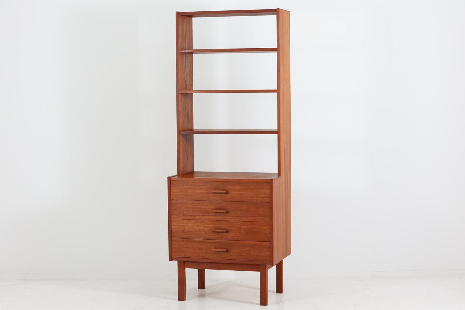 スウェーデン製のオープンシェルフです。小ぶりなので、お部屋のデッドスペースにオススメです。下段部分は小ぶりな引き出しが4段あり、細かくたっぷりと収納する事が出来ます。北欧家具らしいデザインで、お部屋に置くだけで十分な存在感を感じさせてくれそうです。