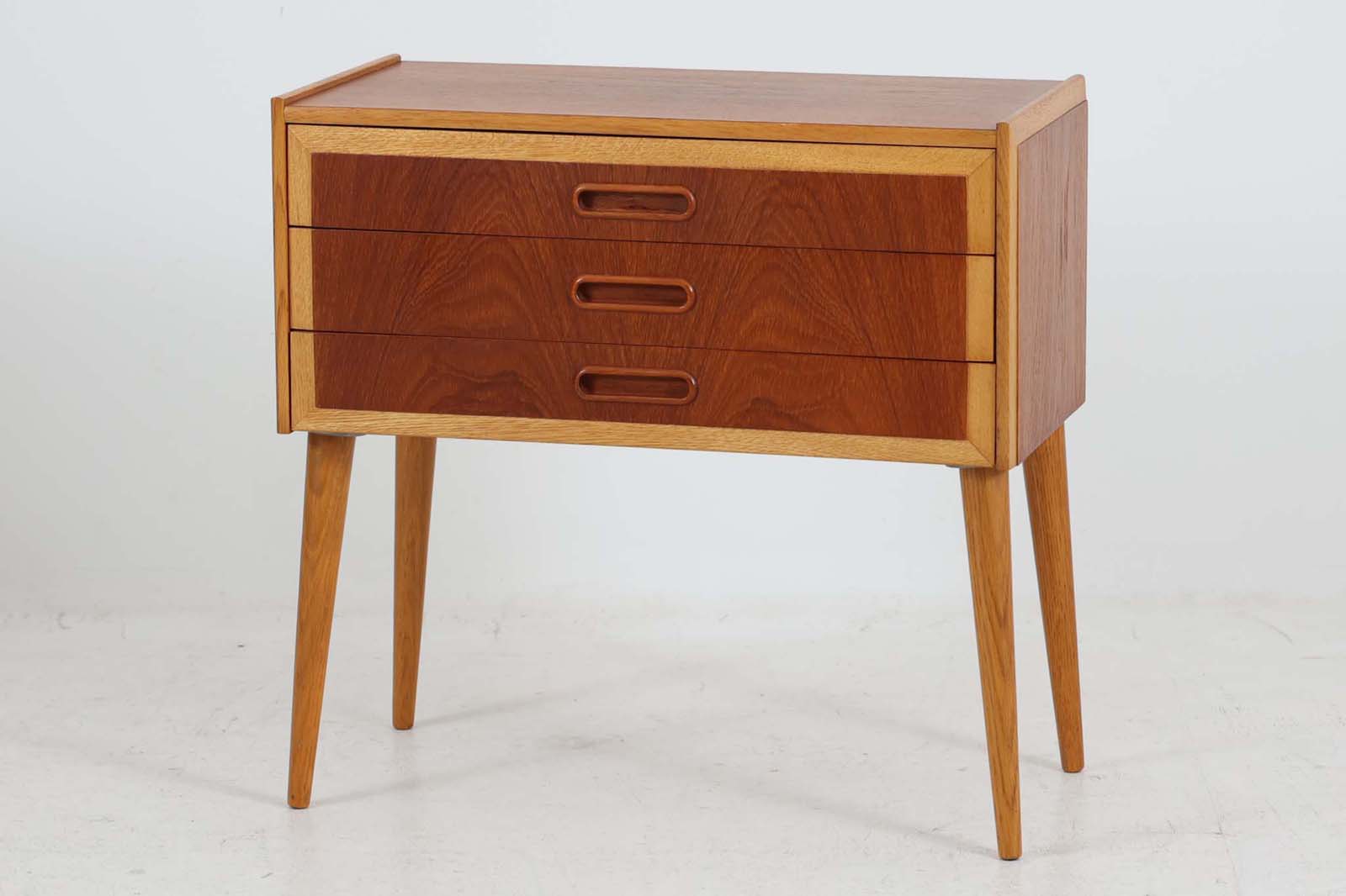 スウェーデンより買い付け3段チェストです。チーク材とオーク材の組み合わせが美しいデザインです。