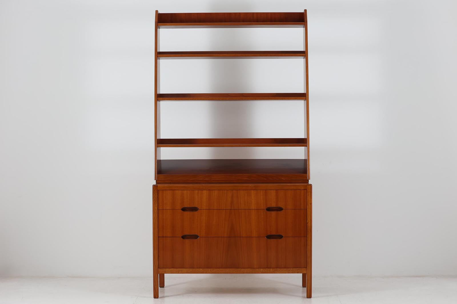 スウェーデンより買い付けたオープンシェルフです。一番下の棚板は本を飾れる様に傾斜がございます。マホガニー材が贅沢に使用されており、スウェーデン家具ならではの風合いです。