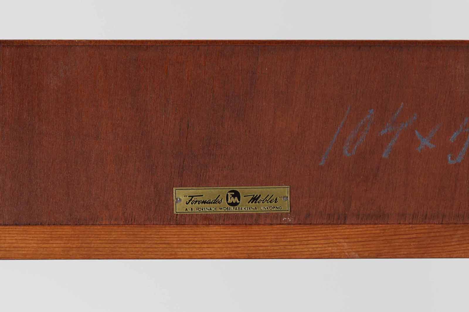 スウェーデンより買い付けたオープンシェルフです。一番下の棚板は本を飾れる様に傾斜がございます。マホガニー材が贅沢に使用されており、スウェーデン家具ならではの風合いです。