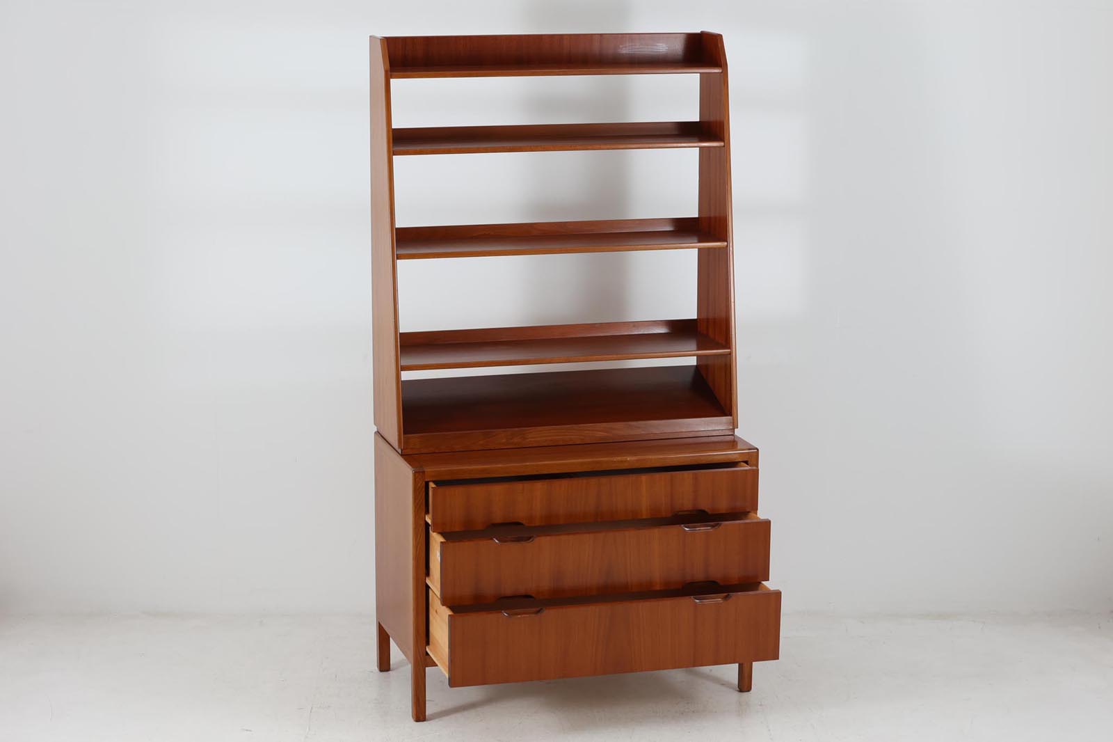 スウェーデンより買い付けたオープンシェルフです。一番下の棚板は本を飾れる様に傾斜がございます。マホガニー材が贅沢に使用されており、スウェーデン家具ならではの風合いです。