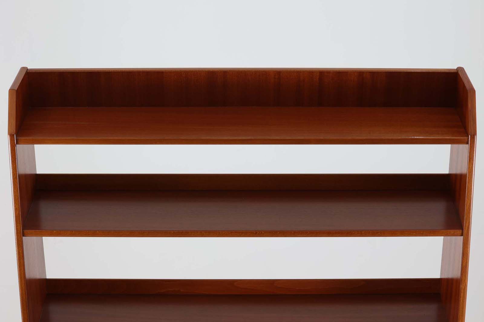 スウェーデンより買い付けたオープンシェルフです。一番下の棚板は本を飾れる様に傾斜がございます。マホガニー材が贅沢に使用されており、スウェーデン家具ならではの風合いです。