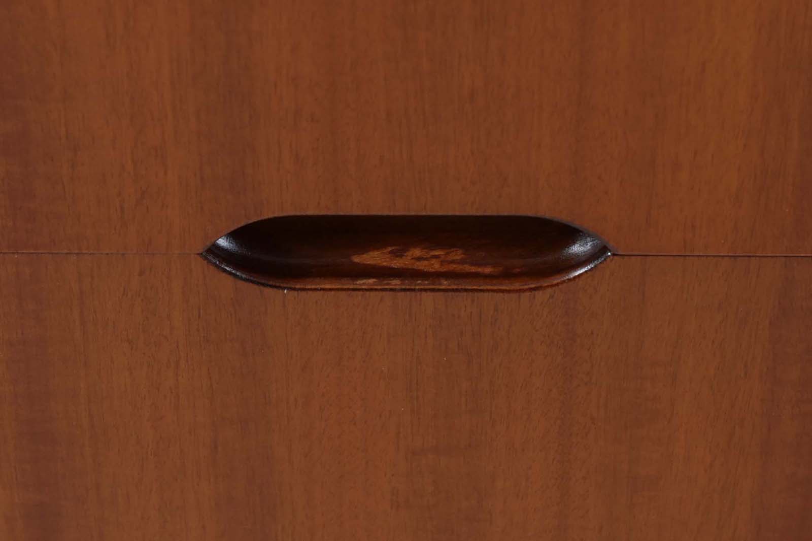 スウェーデンより買い付けたオープンシェルフです。一番下の棚板は本を飾れる様に傾斜がございます。マホガニー材が贅沢に使用されており、スウェーデン家具ならではの風合いです。