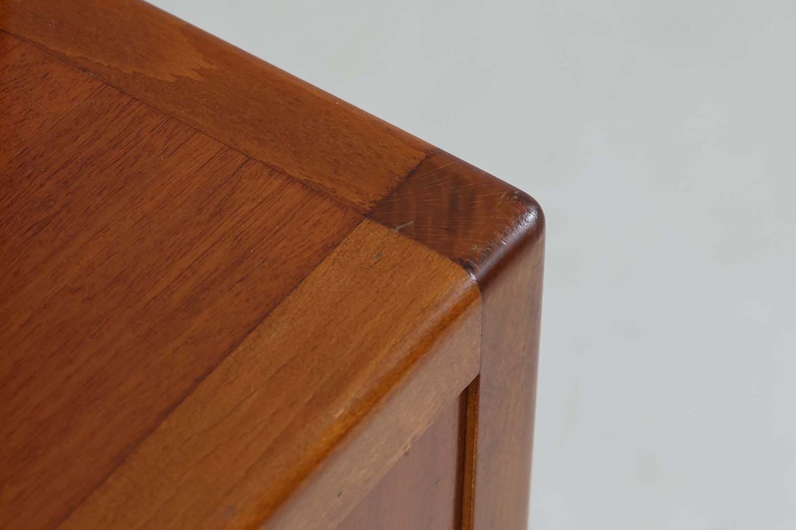 スウェーデンより買い付けたオープンシェルフです。一番下の棚板は本を飾れる様に傾斜がございます。マホガニー材が贅沢に使用されており、スウェーデン家具ならではの風合いです。