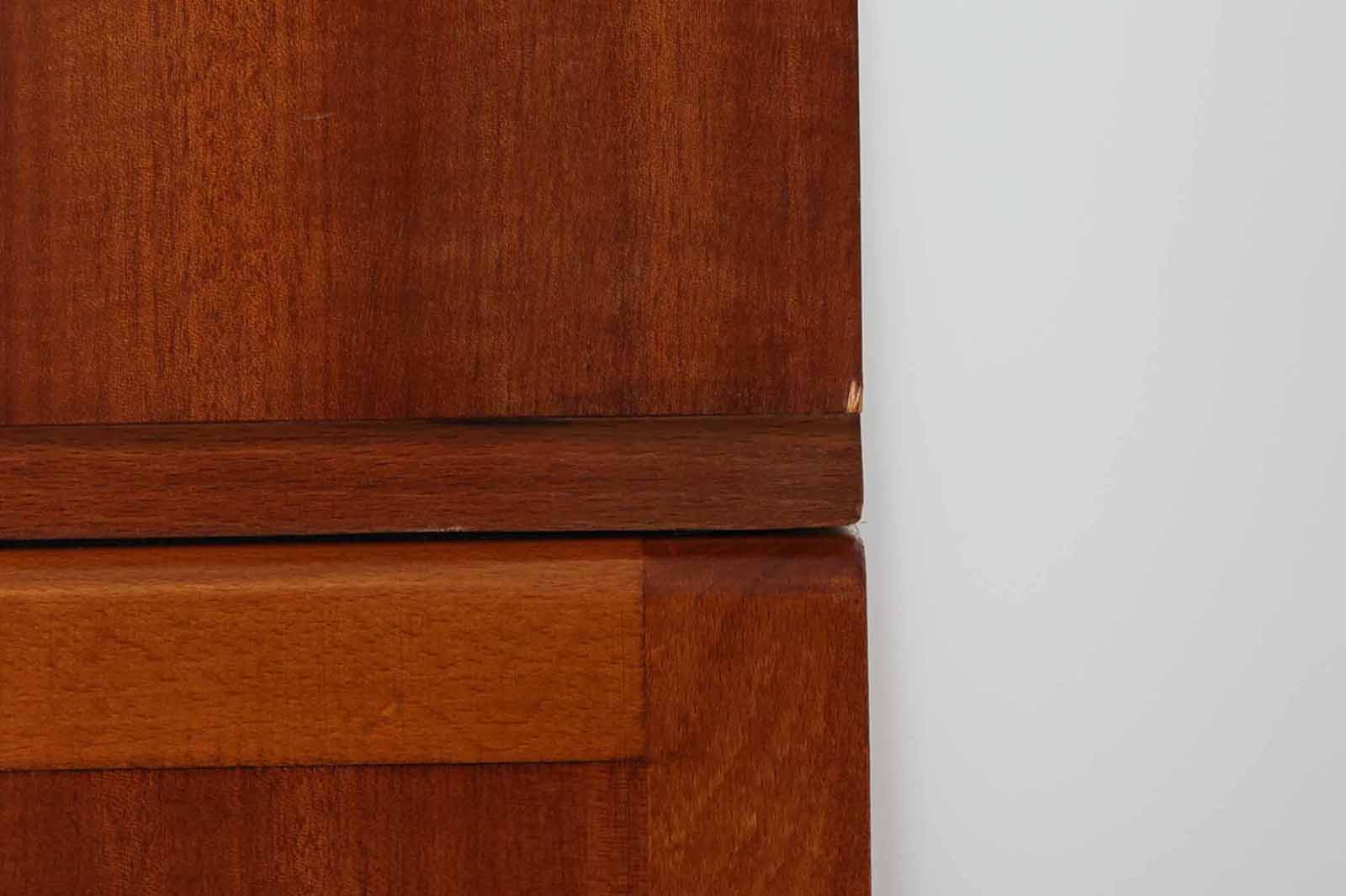 スウェーデンより買い付けたオープンシェルフです。一番下の棚板は本を飾れる様に傾斜がございます。マホガニー材が贅沢に使用されており、スウェーデン家具ならではの風合いです。