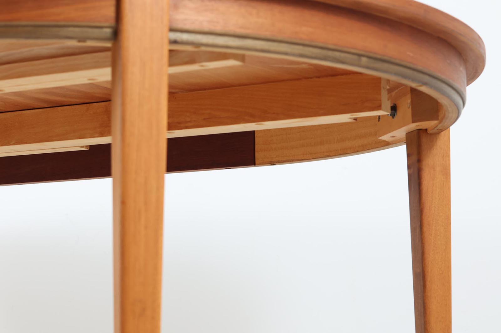 北欧より買い付けた、円形のダイニングテーブルです。ビーチ材の脚と幕板の装飾が美しいデザインです。色味が異なる拡張板が1枚付属しますが、色ヤケでは無く元々の仕様となりますのでご了承くださいませ。円形のため拡張板は別保管となります。