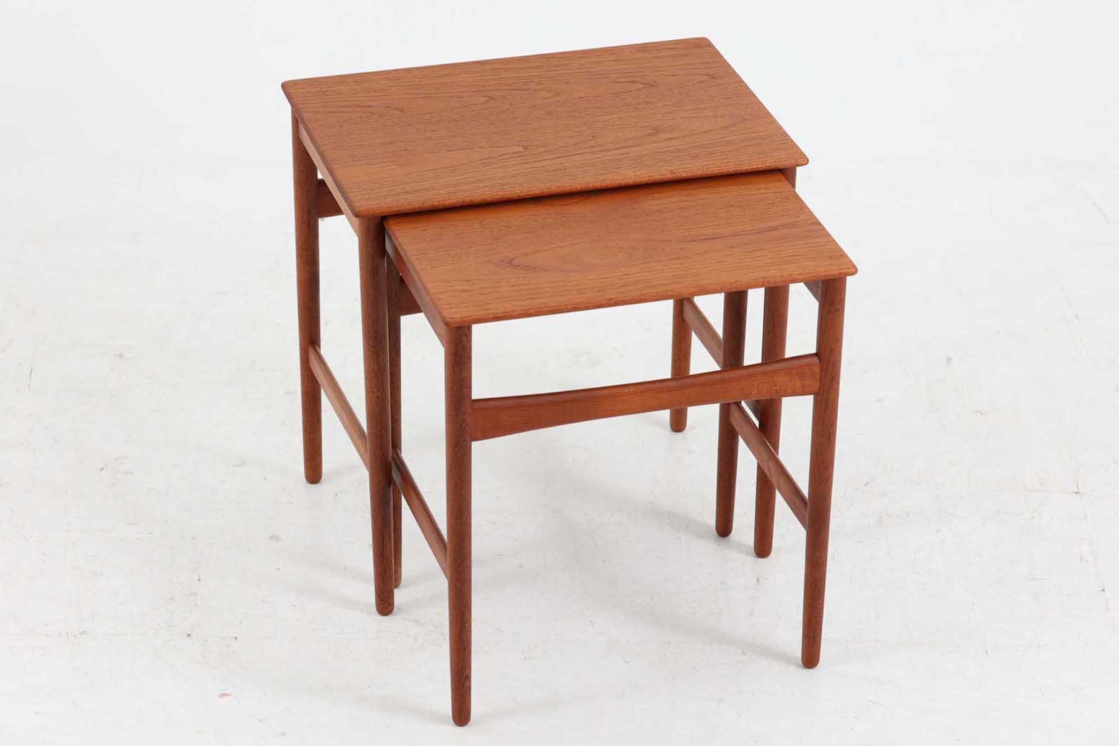 デンマーク製のネストテーブル「AT40」です。オーク材が使用された物は良く見かけますが、天板と脚共にチーク材が使用されている希少なモデルです。また、天板が突板のモデルもありますが、こちらは天板も無垢材のさらに希少なモデルとなっております。通常は3点セットですが、こちらは2点セットとなります。