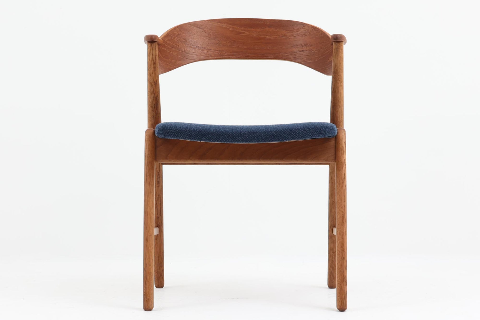 Kai Kristiansenのネイルチェアは、デンマークの名工によって手作りされ、その独創的なデザインと高品質なクラフトマンシップで称賛されています。洗練された背もたれの曲線と美しい木製のフレーム、そして小さなアームが特徴で、快適な座り心地を提供してくれます。デスクチェアとしてもお勧めです。