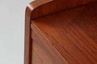 デンマーク製のディスプレイシェルフです。堅牢な造りでデンマーク家具を代表するデザインのシェルフです。本体には良質なチーク材、脚にはオーク材が使用されています。1965年製造の刻印がございます。