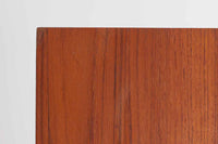 デンマーク製のディスプレイシェルフです。堅牢な造りでデンマーク家具を代表するデザインのシェルフです。本体には良質なチーク材、脚にはオーク材が使用されています。1965年製造の刻印がございます。