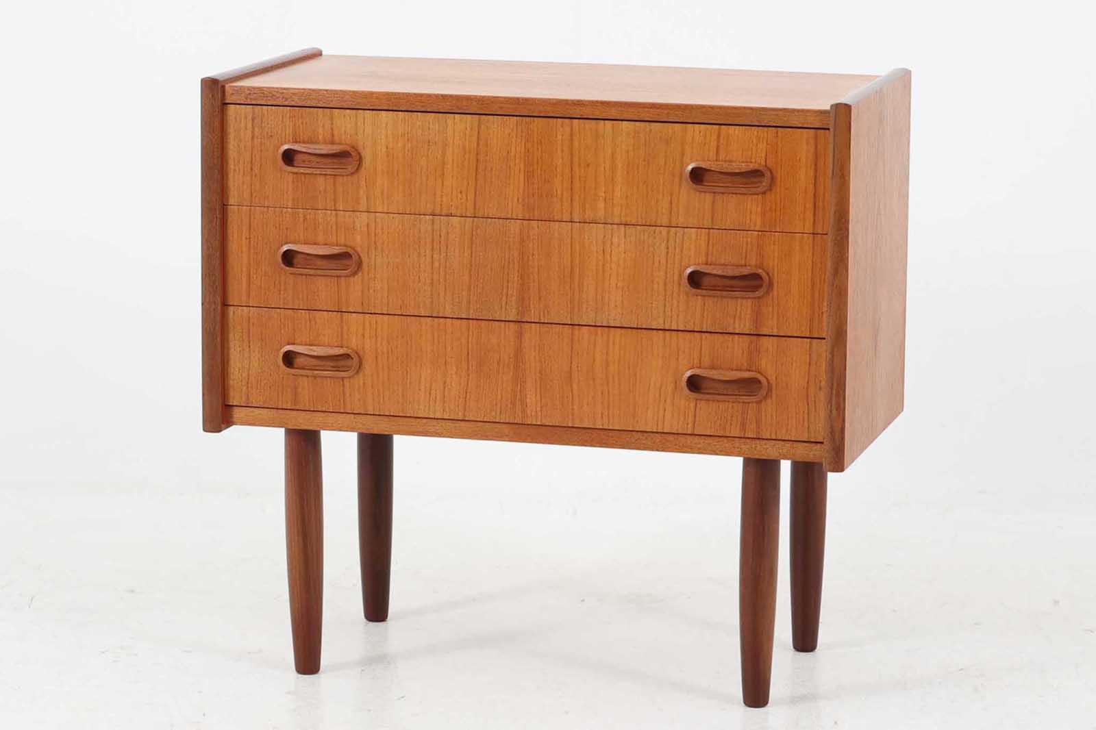 デンマークより買い付けた3段チェストです。北欧家具らしいクオリティーの高い作品です。