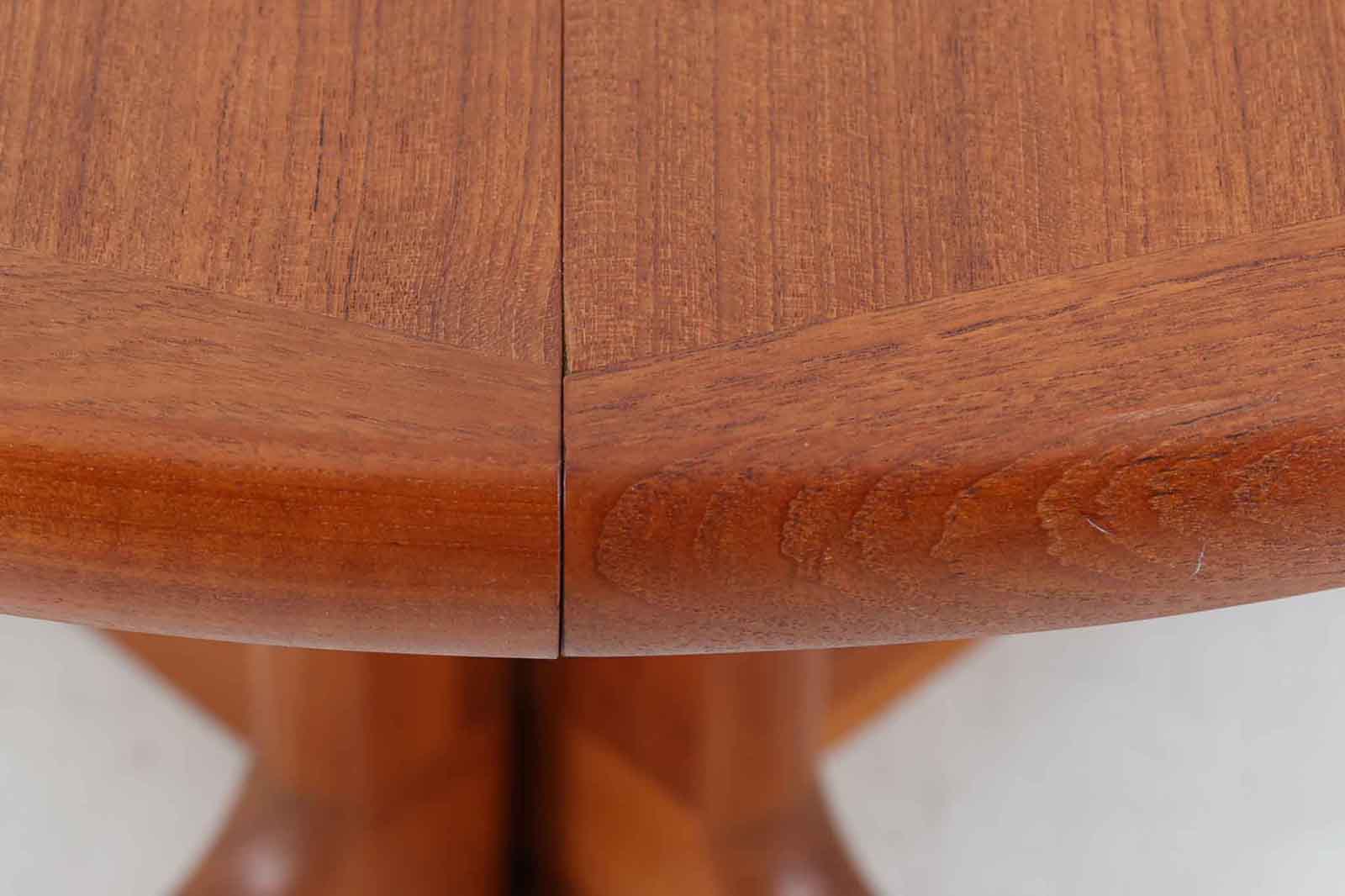 デンマークより買い付けたダイニングテーブルです。高さが62cmと低めの設計です。天板裏面の構造(天板裏面の写真参照)から見ると元々はもう少し低かった可能性がございますが、詳細は分かりませんのでご了承ください。上質なチーク材が使用されており、重量がありクオリティーの高い商品です。破損防止のため拡張レールは金属製となっております。