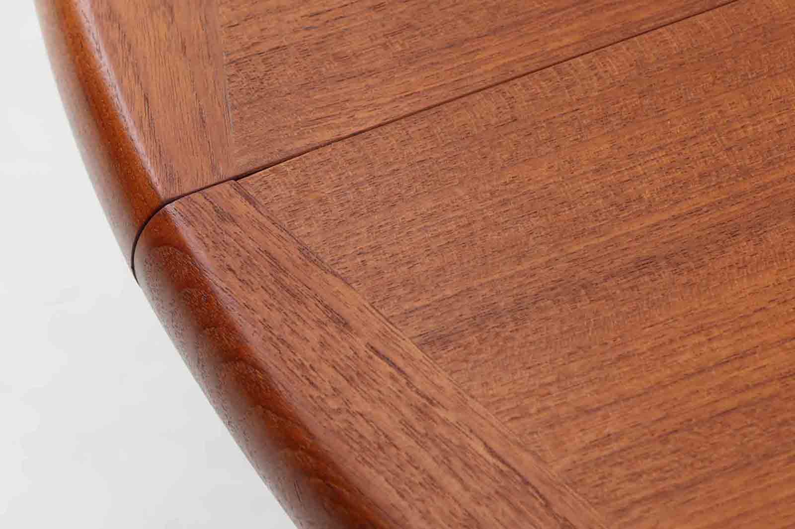 デンマークより買い付けたダイニングテーブルです。高さが62cmと低めの設計です。天板裏面の構造(天板裏面の写真参照)から見ると元々はもう少し低かった可能性がございますが、詳細は分かりませんのでご了承ください。上質なチーク材が使用されており、重量がありクオリティーの高い商品です。破損防止のため拡張レールは金属製となっております。