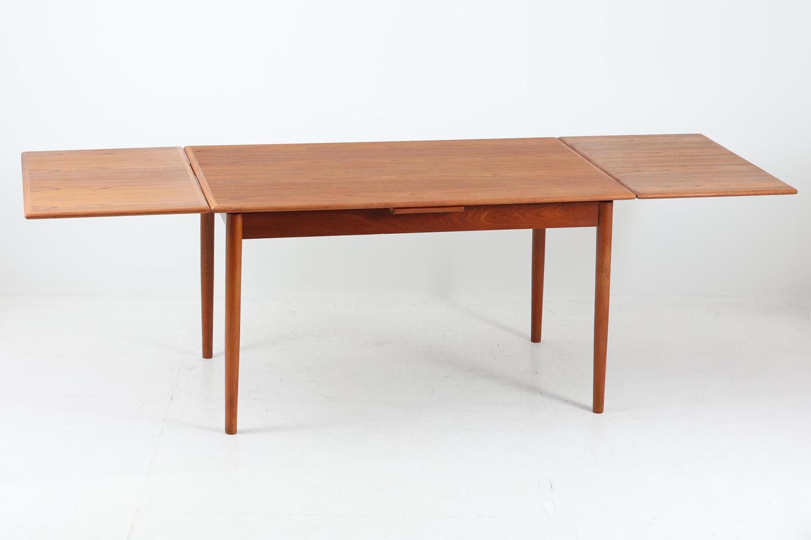 北欧より買い付けたエクステンションダイニングテーブルです。良質なチーク材の綺麗な木目が綺麗です。使用目的によって、さっと天板を広げる事が出来ますので、大変便利です。片方だけ拡張板を広げて使用可能です。