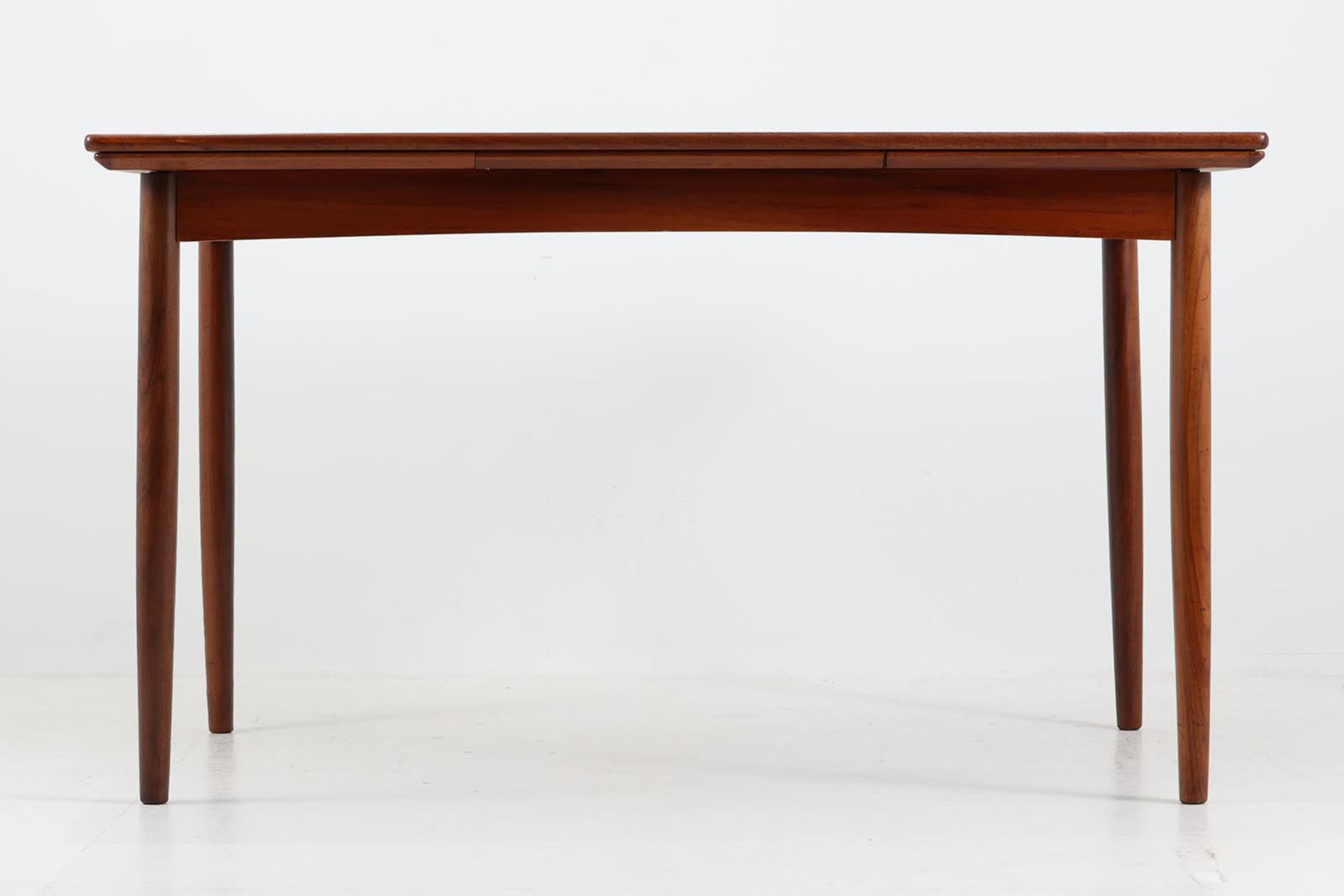 北欧より買い付けたエクステンションダイニングテーブルです。良質なチーク材の綺麗な木目が綺麗です。使用目的によって、さっと天板を広げる事が出来ますので、大変便利です。片方だけ拡張板を広げて使用可能です。