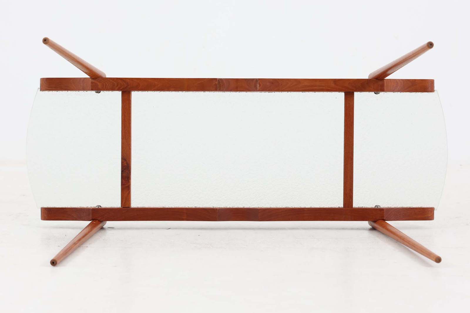 北欧より買い付けたガラステーブルです。小物置きやプランターテーブルとしてもご使用いただけます。木製フレームは良質なチーク材が使用されており、すっきりとしたフォルムです。