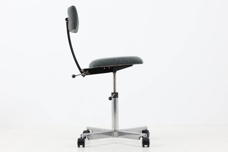 北欧より買い付けたKEVIチェアです。シンプルながらも永く愛されてる椅子です。4本脚キャスターの古いモデルです。