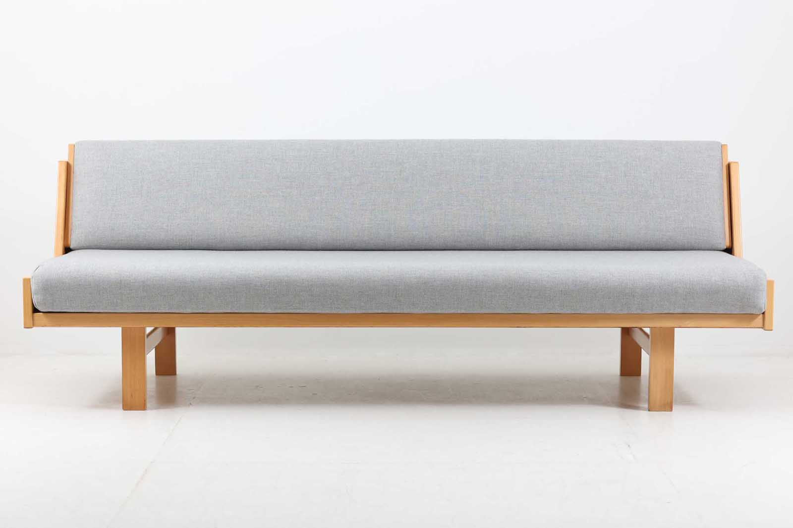 北欧より買い付けたGETAmA社製デイベッドです。学生寮の為にデザインされた物で、無駄な装飾を省いたフレキシブルなソファです。名前の通り、背もたれを上げるとベッドになります。GETAmA社は元々ベッドメーカーの為、寝心地も良好です。