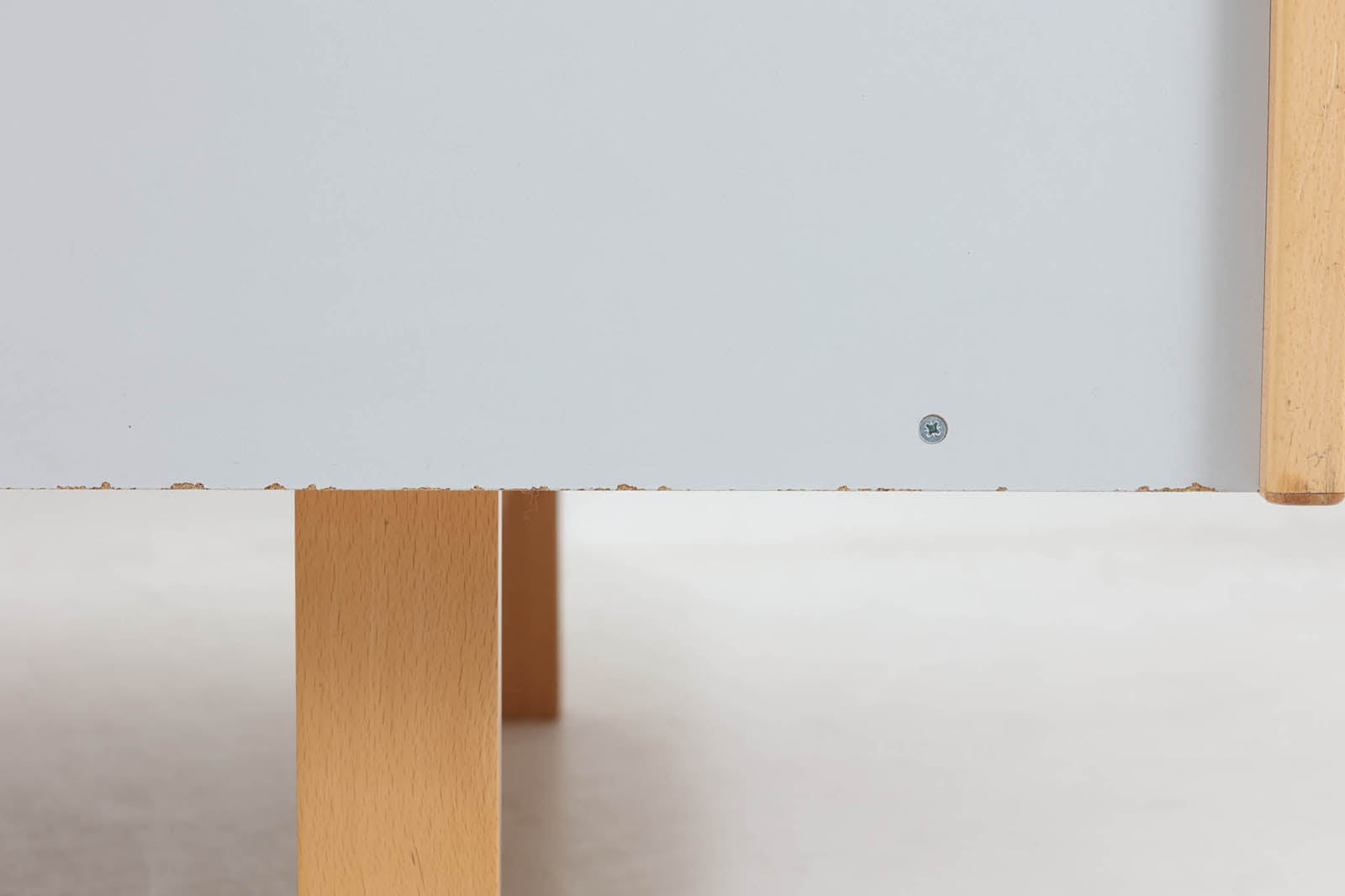 北欧より買い付けたGETAmA社製デイベッドです。学生寮の為にデザインされた物で、無駄な装飾を省いたフレキシブルなソファです。名前の通り、背もたれを上げるとベッドになります。GETAmA社は元々ベッドメーカーの為、寝心地も良好です。