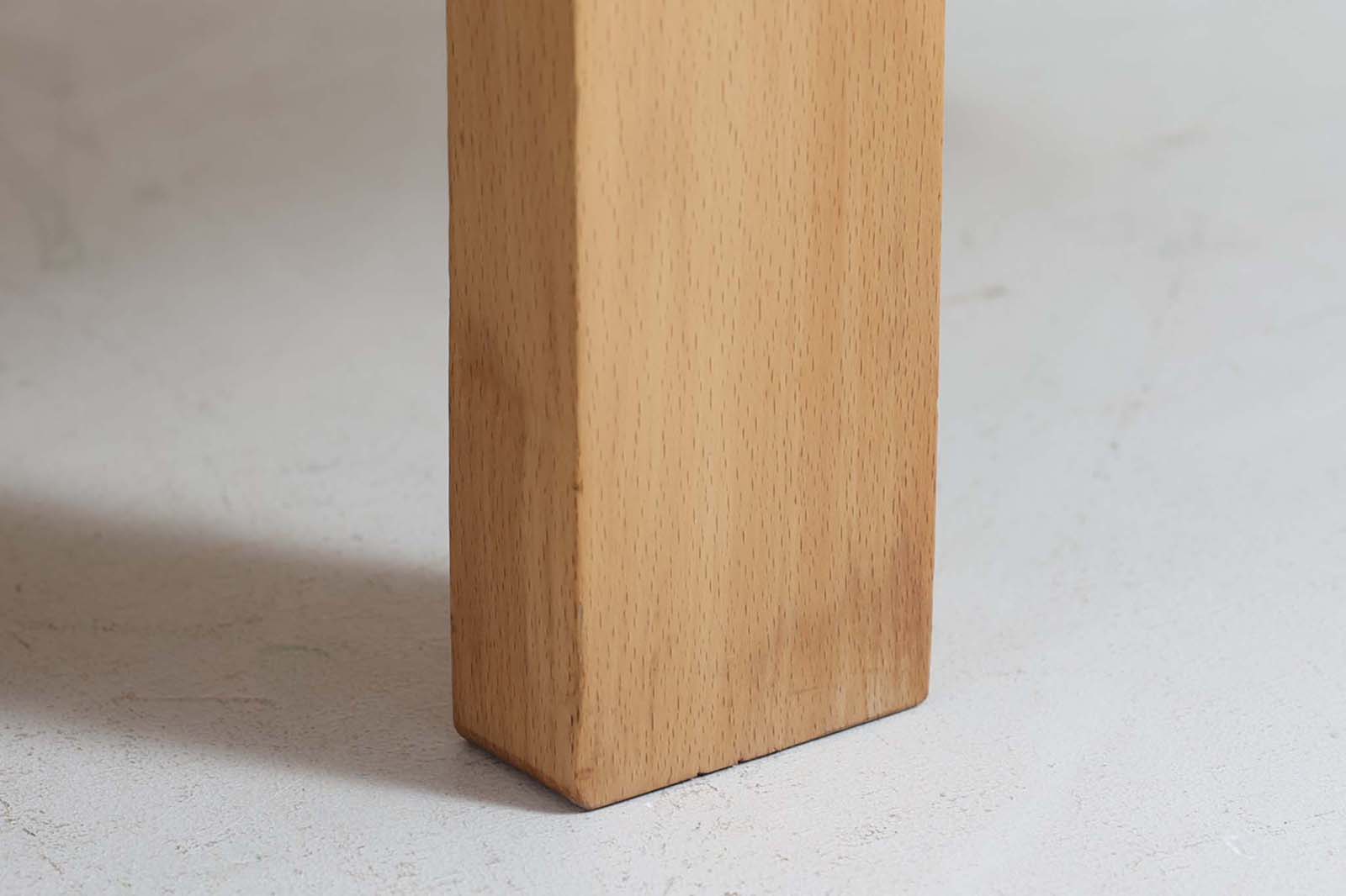 北欧より買い付けたGETAmA社製デイベッドです。学生寮の為にデザインされた物で、無駄な装飾を省いたフレキシブルなソファです。名前の通り、背もたれを上げるとベッドになります。GETAmA社は元々ベッドメーカーの為、寝心地も良好です。